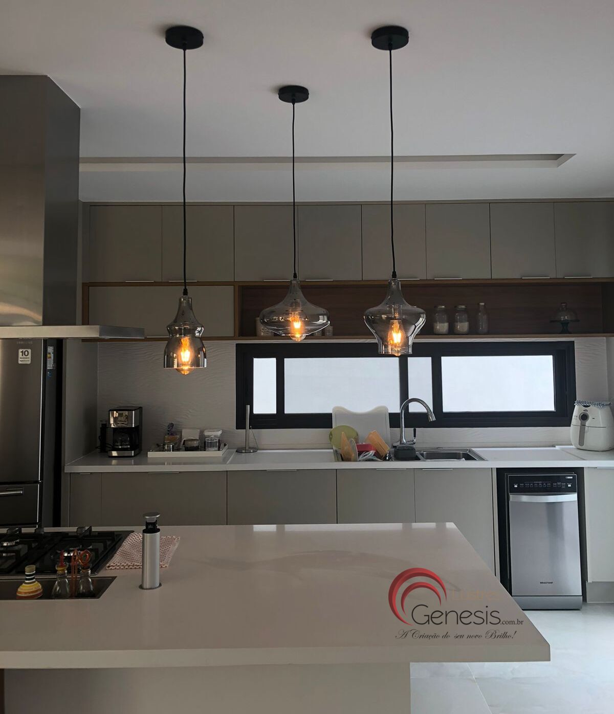 Luminária de teto pendente moderno Luna de vidro fumê em uma cozinha moderna. Lustres Gênesis loja online de Lustres e Iluminação Decorativa